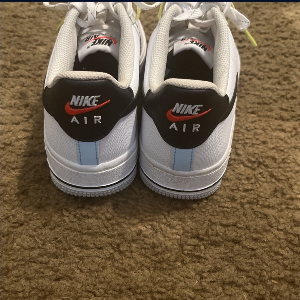 White - Picture 2 of 3